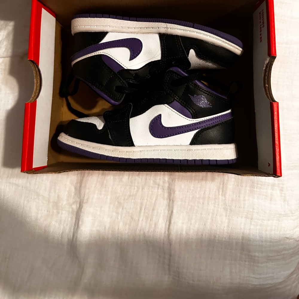 Black/white/purple Nike